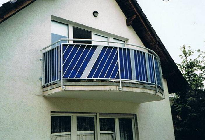 Verzinkte Balkongeländer mit V2A-Lochblech Verzinkte Balkongeländer mit V2A-Lochblech