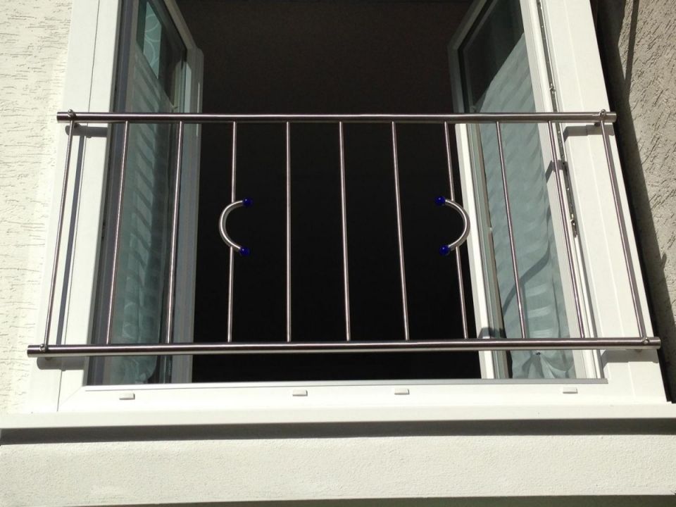 Edelstahl Fenstergitter mit Glaskugeln Edelstahl Fenstergitter mit Glaskugeln