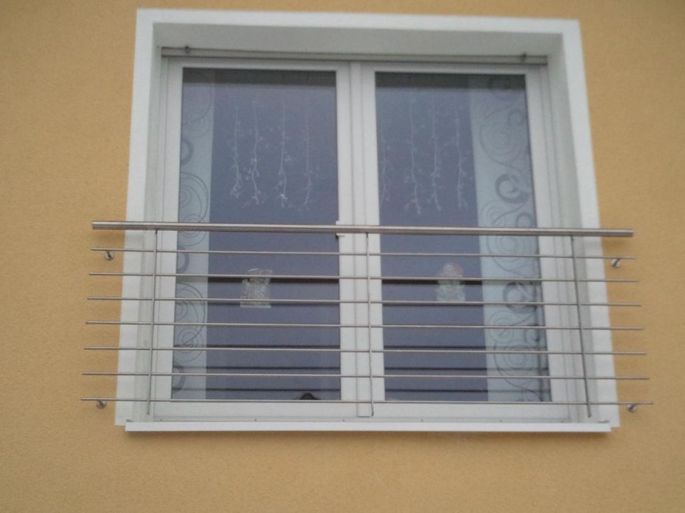 Fenstergitter aus Edelstahl mit waagerechten Stäben Fenstergitter aus Edelstahl mit waagerechten Stäben